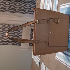 MICHAEL KORS JET SET POCKET TOTES